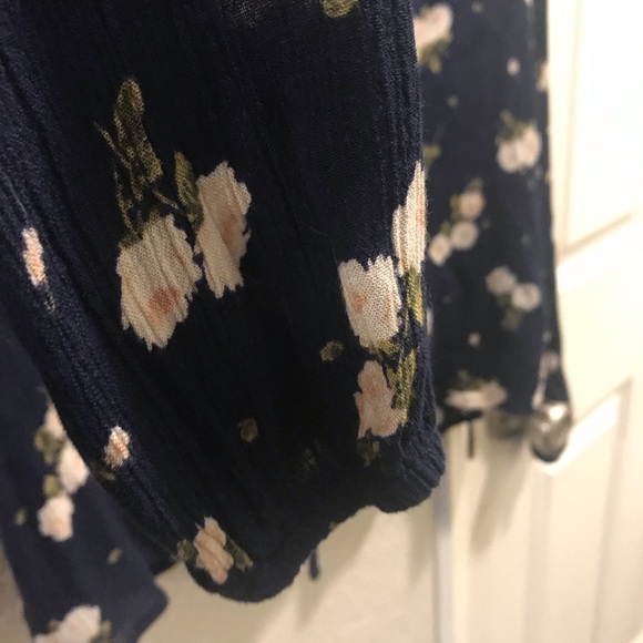 Cute top. Crinkly material.elastic around the wrists. - Picture 7 of 9